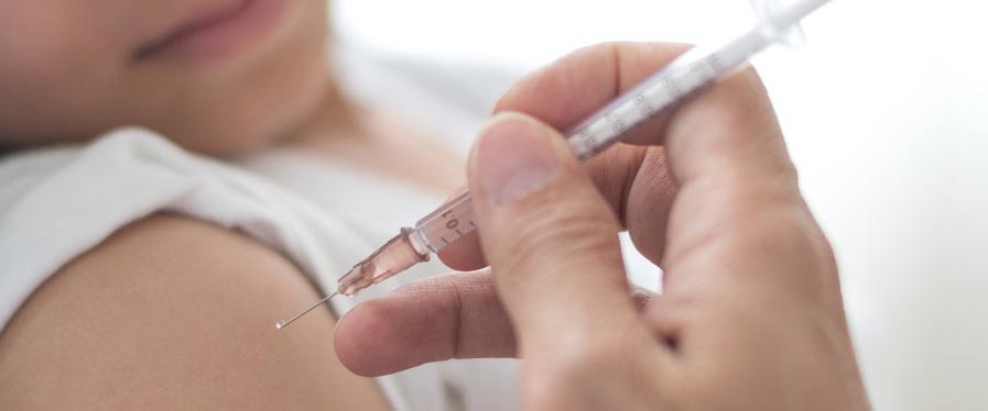 楊浩康(Yeung Ho Hong)醫生講解兒童接種疫苗後可能出現的反應